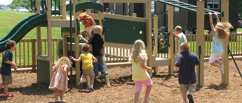 deca se igraju u parku