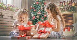 Kuda nas vodi preterano poklanjanje deci u vreme novogodišnjih praznika i šta je pravi poklon za dete?