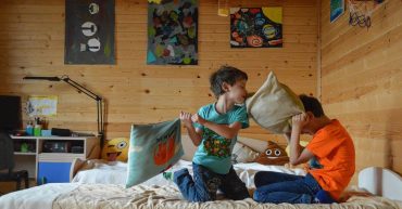 Da li detetu treba postavljati granice - tuča jastucima Brainobrain
