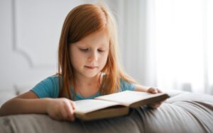 Devojčica čita knjigu